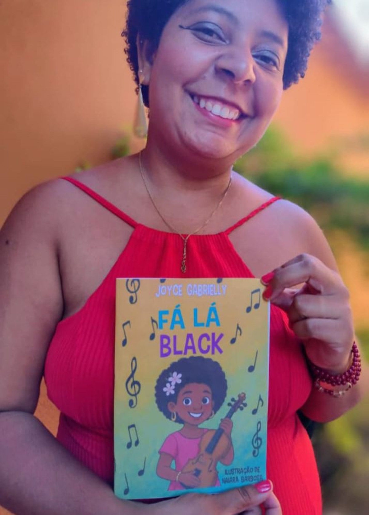 Joyce escreveu um livro para conseguir arrecadações para o projeto