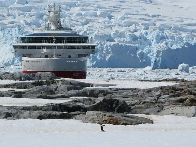 O turismo na Antártida vem crescendo devido à curiosidade sobre o continente gelado e o avanço da tecnologia. Empresas de navios fazem pacotes para cruzeiros até lá. 
