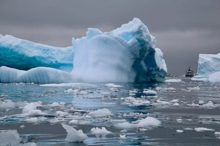 No verão de 2020, a Antártida registrou uma temperatura recorde de 18,3ºC. O Painel Brasileiro de Mudanças Climáticas afirmou que o continente está derretendo numa velocidade seis vezes maior do que há 40 anos. 