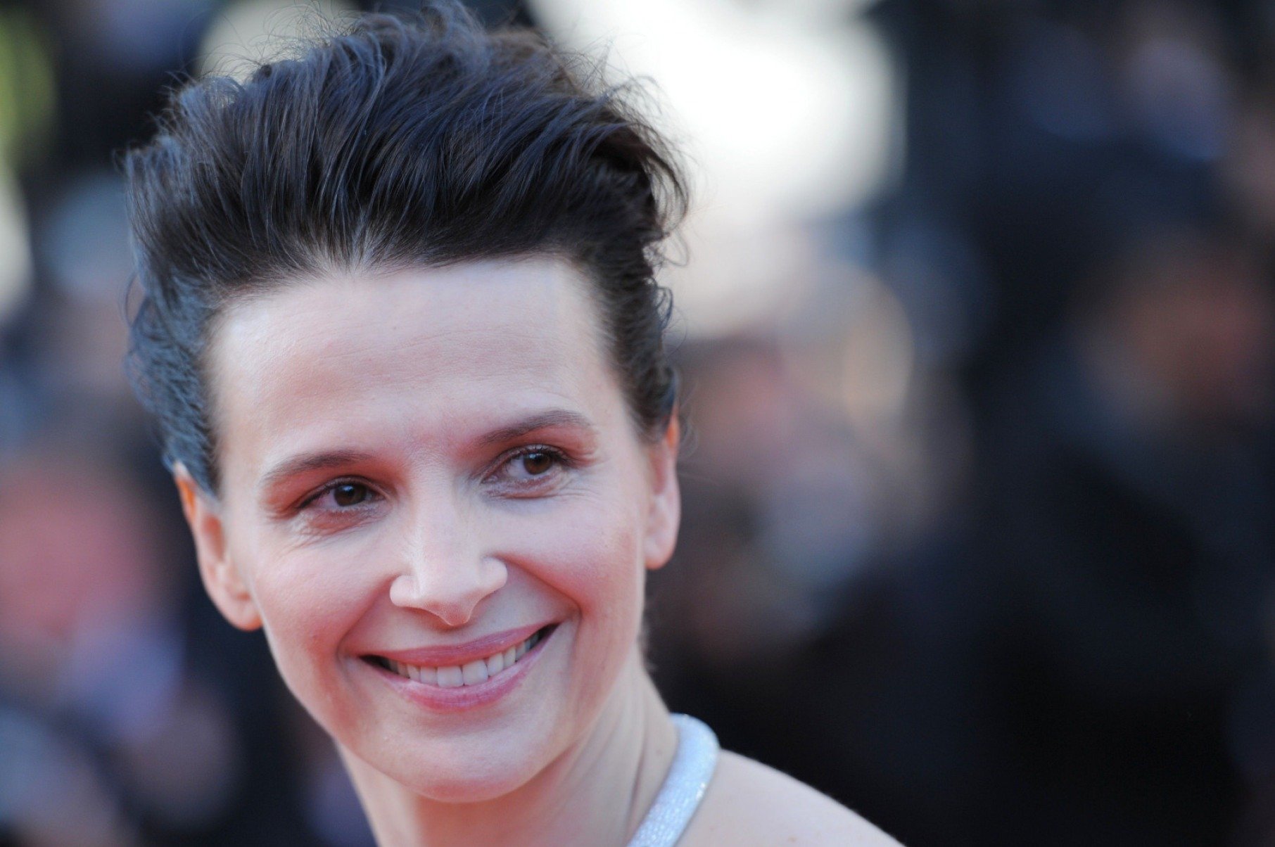 Atriz Juliette Binoche com o cabelo desarrumado ao receber prêmio no festival de Cannes em 2010