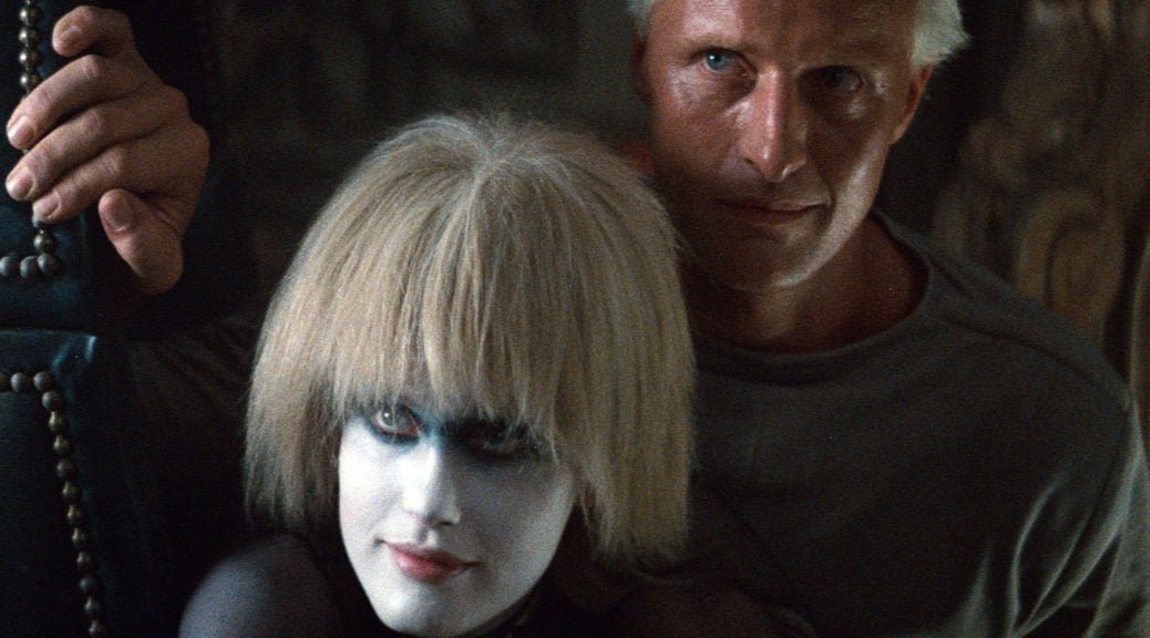“Blade Runner” (1982):  Adaptação do romance de 1968 "Androides Sonham com Ovelhas Elétricas?", do autor de ficção-científica Philip K. Dick.  A trama se passa em Los Angeles, num mundo cyberpunk onde replicantes (androides semelhantes aos humanos) são usados como escravos em colônias fora da Terra. 