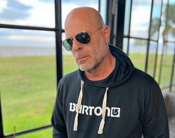 “Por mais que você ache que é o Bruce Willis, você não é. Ele é casado e, antes de ser casado, a família inteira saia em viagens, ou só ele com a mulher”, diz a mensagem exposta pelos advogados. Elas foram enviadas por Cassie a Diddy em 2013.
-Reprodução Instagram @dobledebruce