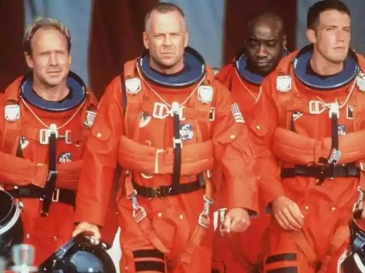 Bruce Willis também se aventurou em produções de ficção científica, como, por exemplo, fazendo o papel de Harry S. Stamper no filme "Armageddon" (1998). Ele ainda é bastante lembrado pela participação em "Pulp Fiction: Tempo de Violência" (1994), de Quentin Tarantino. 
-Divulgação/Buena Vista Pictures