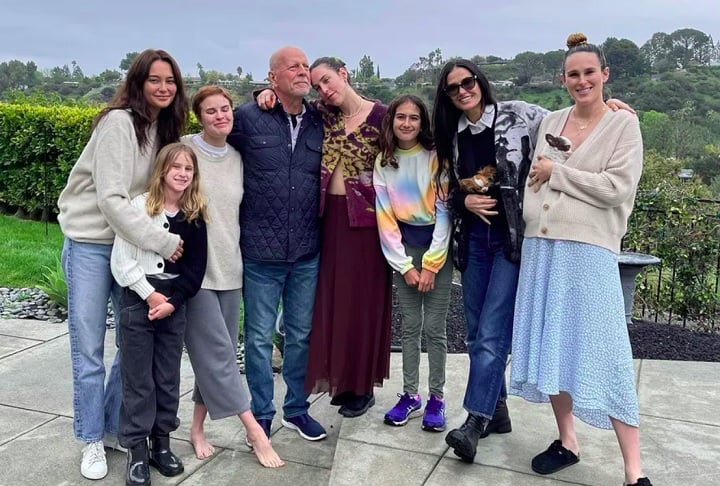 No dia 19/03, Bruce Willis completou 70 anos e sua filha Rumer Willis aproveitou para atualizar o estado de saúde do protagonista de "Duro de Matar". O ator teve diagnóstico de uma doença neurodegenerativa, a demência frontotemporal, em 2023
-Reprodução/Instagram