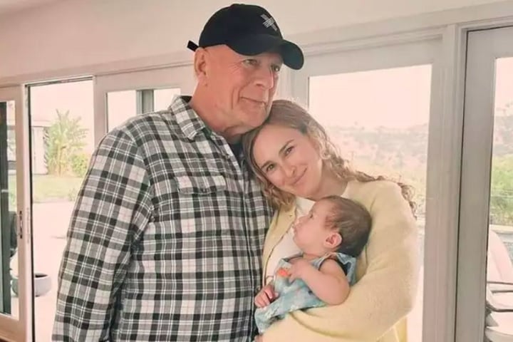 “Ele está ótimo [...] Na verdade, é seu aniversário de 70 anos, então, por favor, desejem um grande feliz aniversário ao meu pai”, disse Rumer, que nasceu do relacionamento do ator com a atriz Demi Moore.
-Reprodução/Instagram