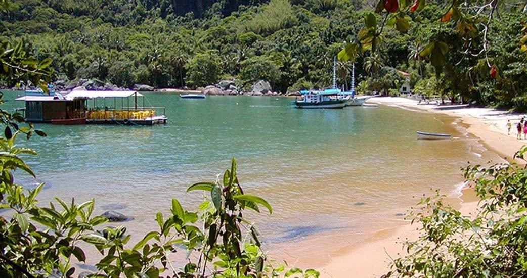 Enseada das Palmas (Brasil) â?? Localizada na Ilha Grande (RJ), Ã© um refÃºgio de beleza intocada com Ã¡guas cristalinas e areia branca. Famosa entre trilheiros e aventureiros, serve de acesso para a paradisÃ­aca Praia de Lopes Mendes. Sua vegetaÃ§Ã£o densa e montanhas ao redor criam um cenÃ¡rio selvagem e preservado.
