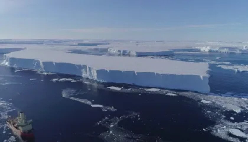 O Glaciar Thwaites está mais vulnerável ao degelo do que se pensava. Especialistas da Universidade da Califórnia usaram dados de radar do espaço para fazer uma espécie de raio-x da região. 