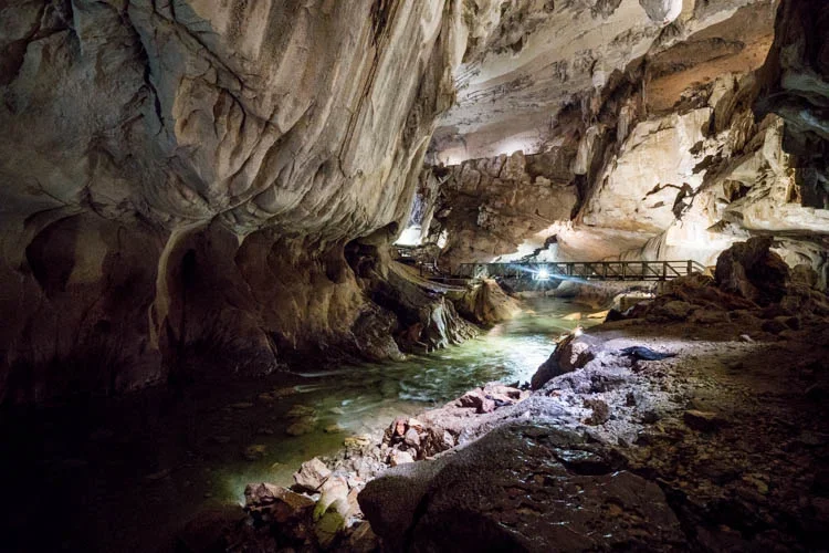 Cavernas de Ãgua Clara (MalÃ¡sia) - Ficam em Sarawak e se chamam Gua Air Jernih. Este sistema de cavernas interligadas foi descoberto em 1978 e tem 224 km - o nono maior do planeta. 