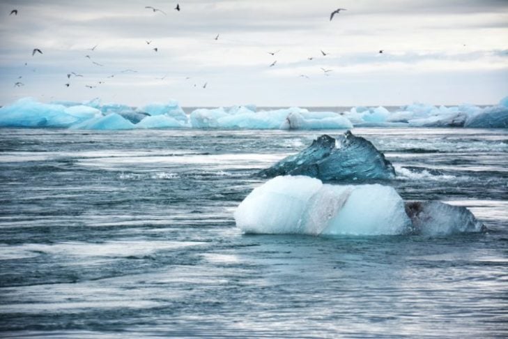 A Antártida desempenha um papel crucial na regulação do clima global. Sua vasta camada de gelo reflete grande parte da radiação solar de volta ao espaço, ajudando a manter a Terra mais fria.