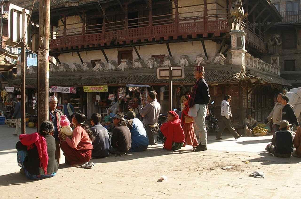O nome "Nepal" possui diversas teorias sobre sua origem, sendo uma delas uma variação do povo neuari, enquanto outra sugere que significa "lugar sagrado" no dialeto lepcha. Este título reflete a importância do Nepal como um centro de peregrinação para hindus e budistas.-Vyacheslav Argenberg/Wikimedia Commons