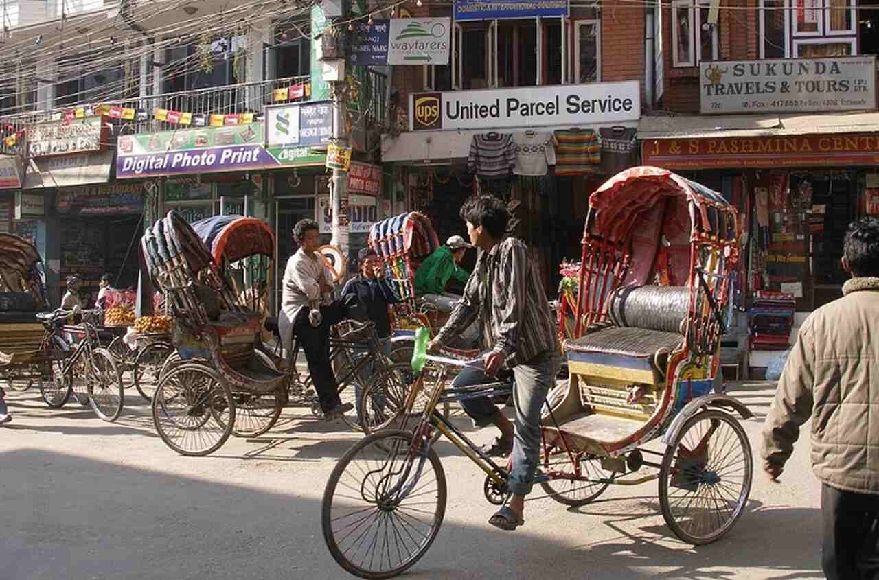 Com uma população de aproximadamente 29 milhões de habitantes, sua capital é Katmandu.-Vyacheslav Argenberg/Wikimedia Commons