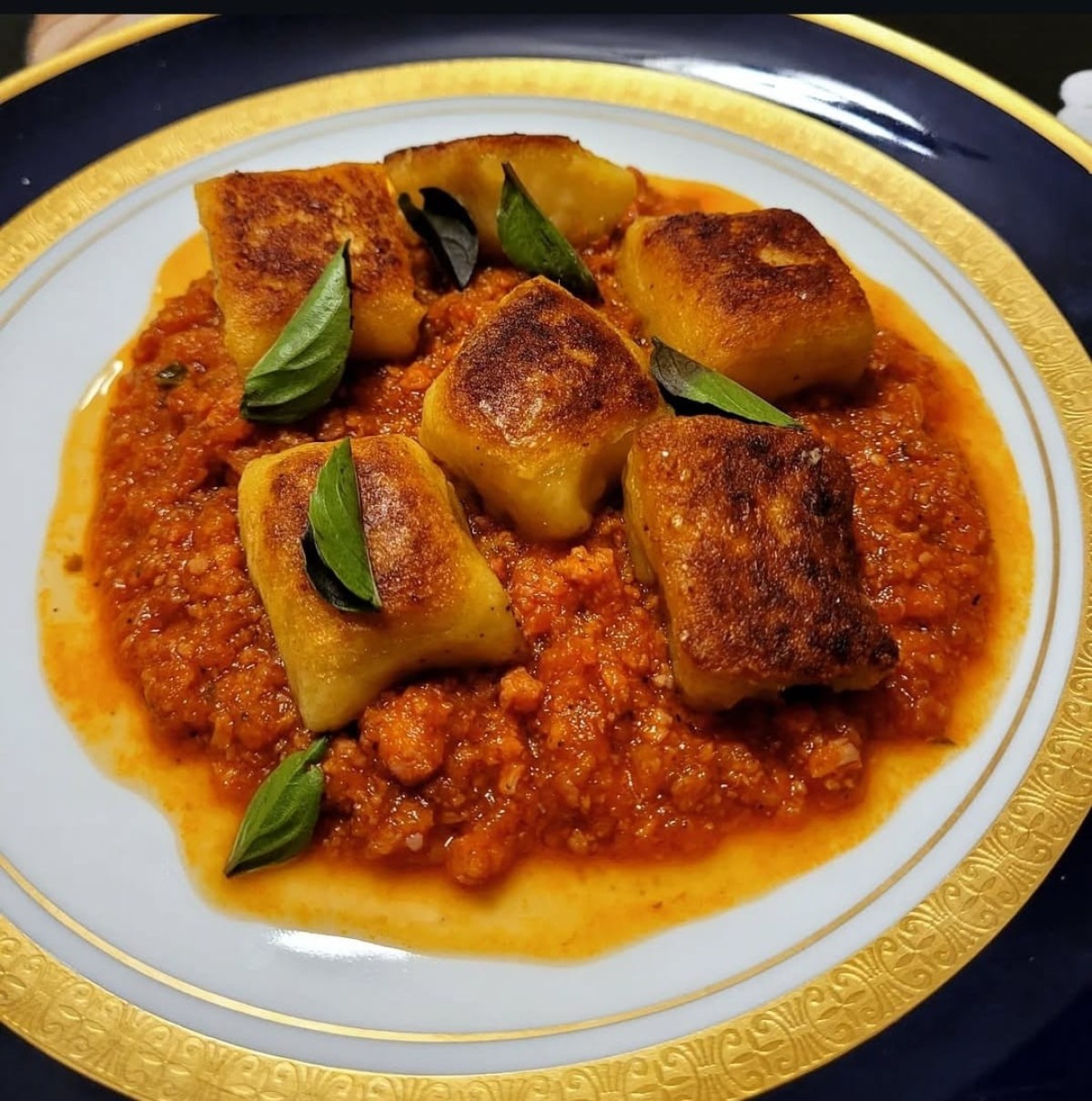 Nhoque de baroa tostado e ragu de linguiça
