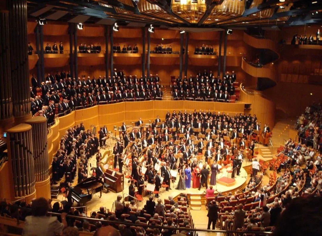 Para os interessados em espetáculos de música clássica, a cidade alemã oferece a Ópera de Colônia, teatro inaugurado em 1957.


