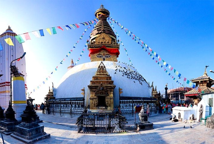 A sociedade nepalesa é marcada pelo sistema de castas, com 125 identificadas no último censo. O hinduísmo é a religião predominante, praticada por 81,3% da população, seguido do budismo, que representa 9%. O idioma oficial é o nepalês.-Nabin K. Sapkota - Wikimédia Commons