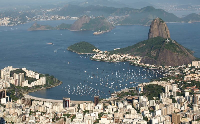 Enseada de Botafogo (Brasil) â?? Localizada no Rio de Janeiro, Ã© um dos cartÃµes-postais mais icÃŽnicos do Brasil, com vista para o PÃ£o de AÃ§Ãºcar. Descoberta durante a colonizaÃ§Ã£o portuguesa, tornou-se um importante ponto nÃ¡utico. Hoje, Ã© cercada por Ã¡reas urbanas, clubes de remo e ciclovias, sendo um local frequentado para lazer e esportes.