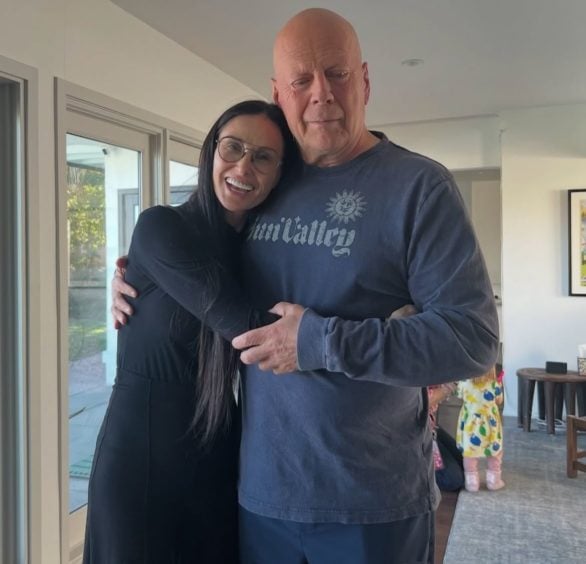 Demi Moore, assim como as outras duas filhas do astro, também publicou fotos com o ex-marido e escreveu: "Feliz aniversário, BW! Nós te amamos!
-Reprodução/Instagram @demimoore