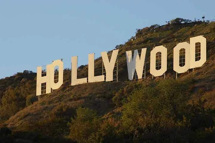 Letreiro de Hollywood, Los Angeles: O icônico letreiro é um símbolo mundialmente reconhecido, mas sua visita presencial costuma frustrar turistas. 