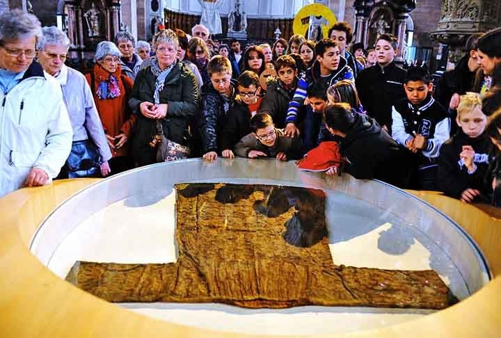 MANTO DE TREVIRIS - O Manto de Treviris, ou "Túnica Sagrada," seria a vestimenta usada por Jesus antes de sua crucificação. A tradição diz que foi encontrada por Santa Helena. Está hoje na Catedral de Trier, na Alemanha. A importância da relíquia está em sua ligação com a humanidade de Cristo, representada pelo uso de uma veste simples.
