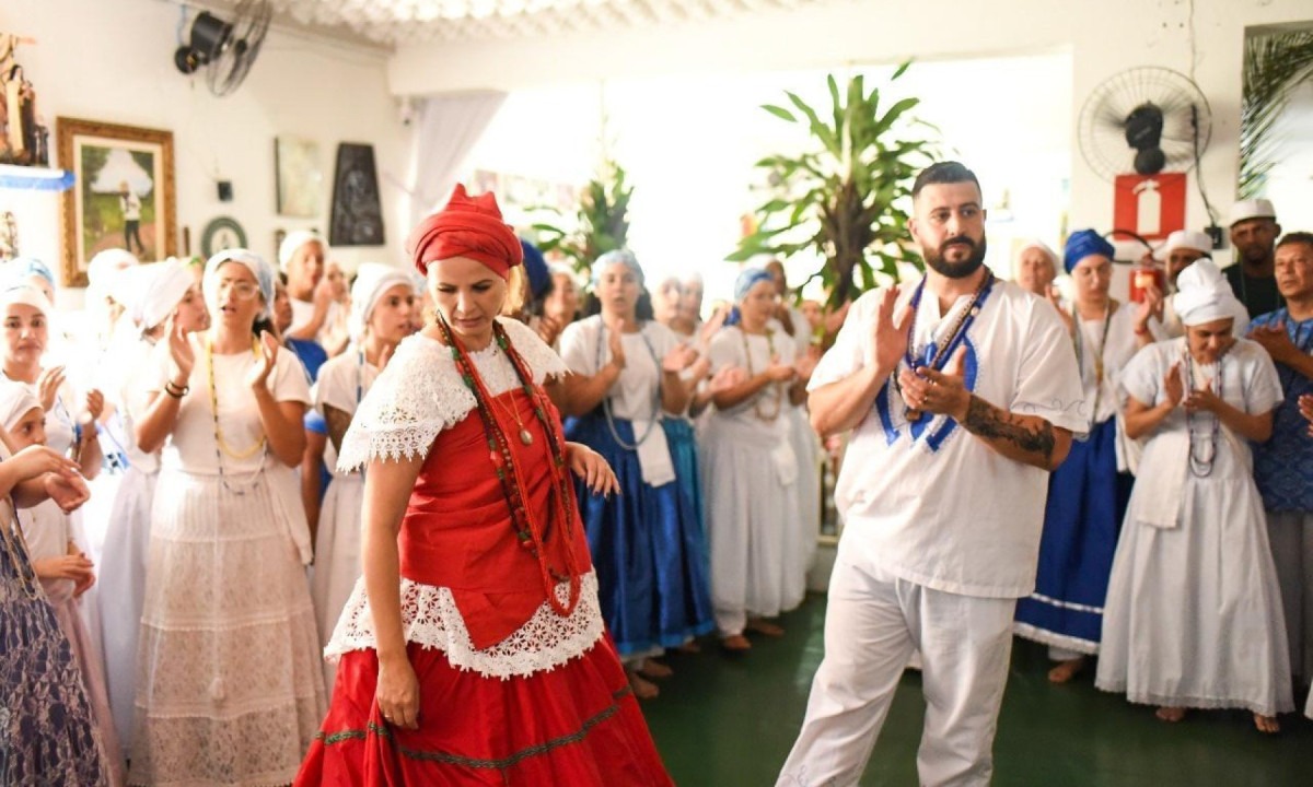 Casa de Pai Ogum - na foto M&atilde;e Rosi e Pai William - promovem evento em celebra&ccedil;&atilde;o de orix&aacute; neste domingo (25/5) -  (crédito: Augusto S&eacute;rgio/Divulga&ccedil;&atilde;o)