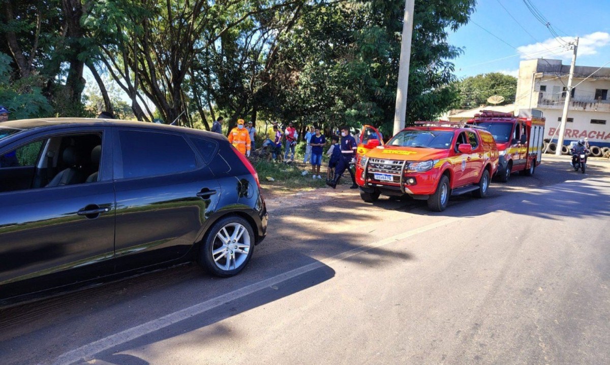 Assim que chegaram ao local, os militares encontraram a vítima em parada cardiorrespiratória e com fraturas na perna e no antebraço direito -  (crédito: CBMMG)