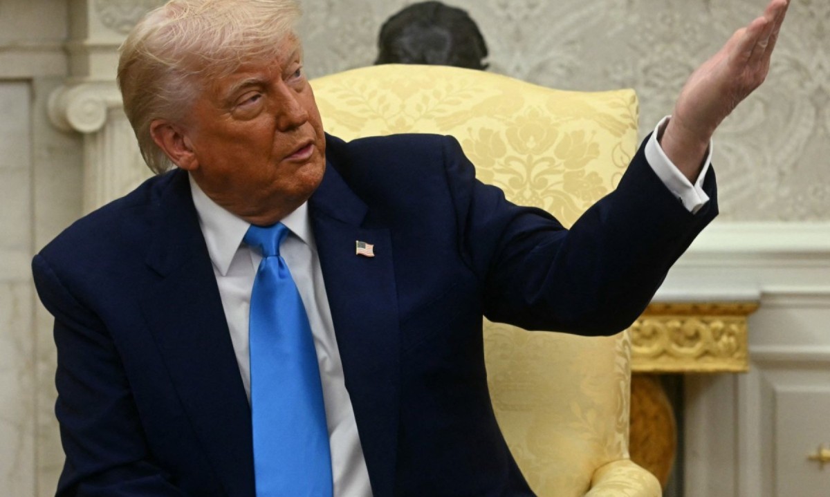 Donald Trump gesticula sentado em poltrona no Salão Oval da Casa Branca, em Washington (EUA)
       -  (crédito: Jim WATSON / AFP)