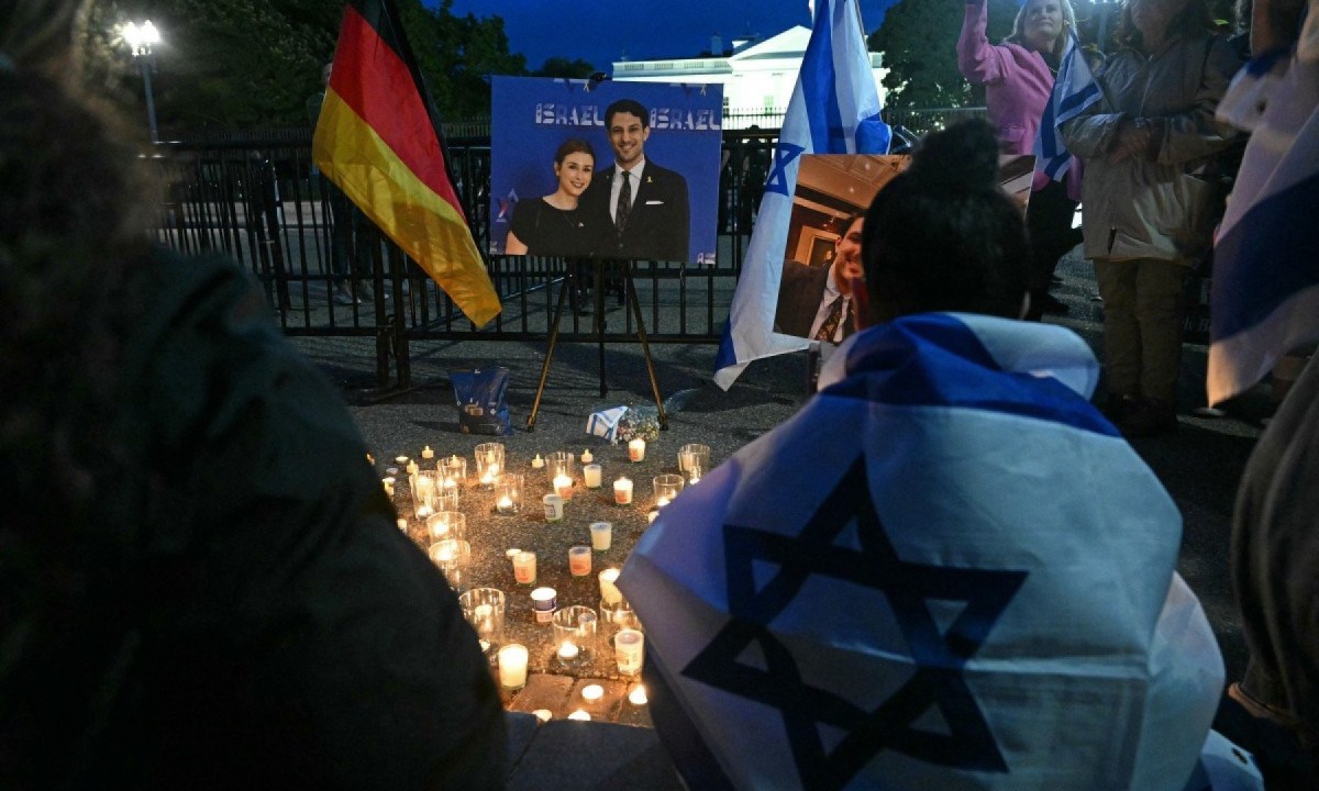  Vigília à luz de velas na Praça Lafayette, em frente à Casa Branca, em Washington, DC, em 22 de maio de 2025, após um tiroteio que deixou duas pessoas mortas -  (crédito:  Mandel NGAN / AFP)