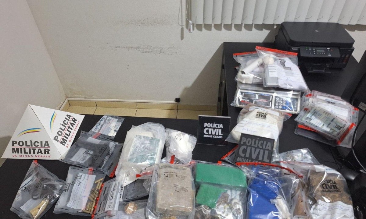 Polícia apreendeu barras e tabletes de maconha, porções de crack e cocaína, além de um revólver calibre 38 -  (crédito: PMMG/Divulgação)