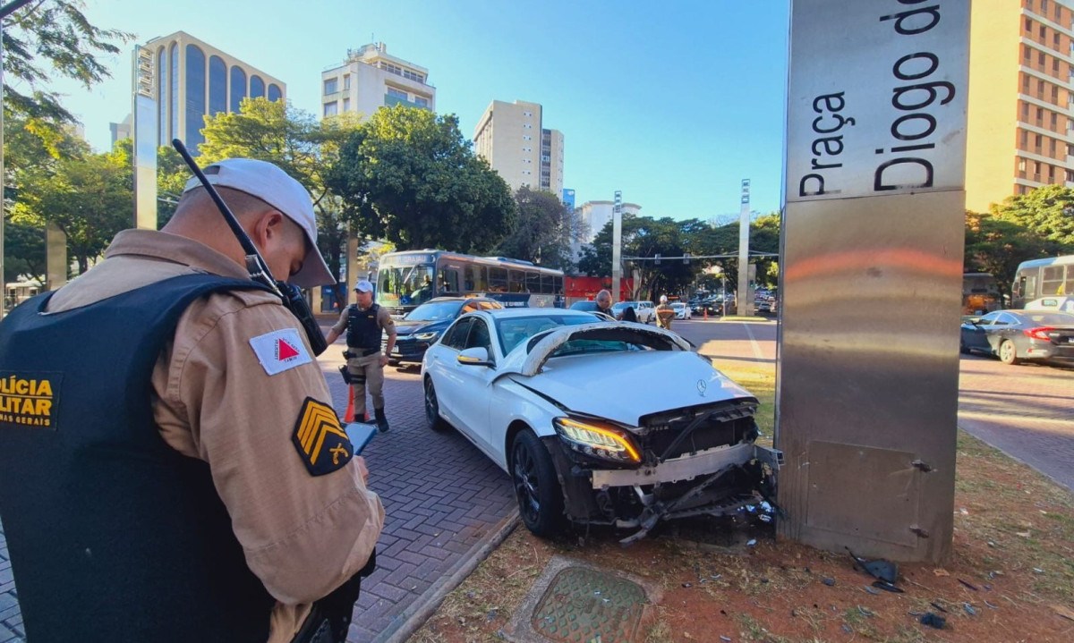 A faixa da esquerda da Avenida Cristóvão Colombo está interditada na manhã desta sexta-feira (23) -  (crédito: Jair Amaral/EM/D.A. Press)
