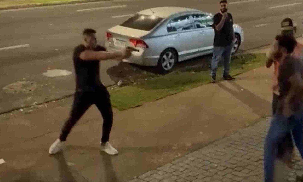Vídeo mostra momento em que policial saca arma durante briga na porta de uma boate -  (crédito: Redes sociais)