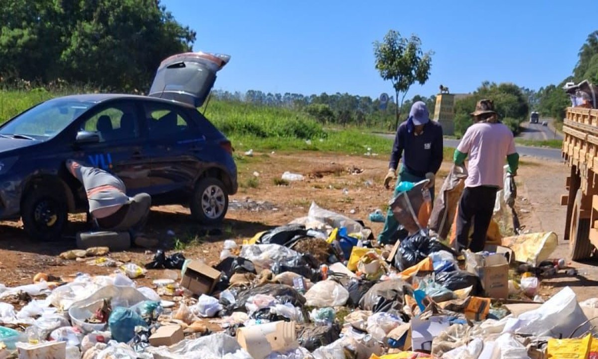 Segundo a Prefeitura, não havia previsão contratual para recolher o que era deixado fora das caçambas -  (crédito: Reprodução/Prefeitura de Bambuí )