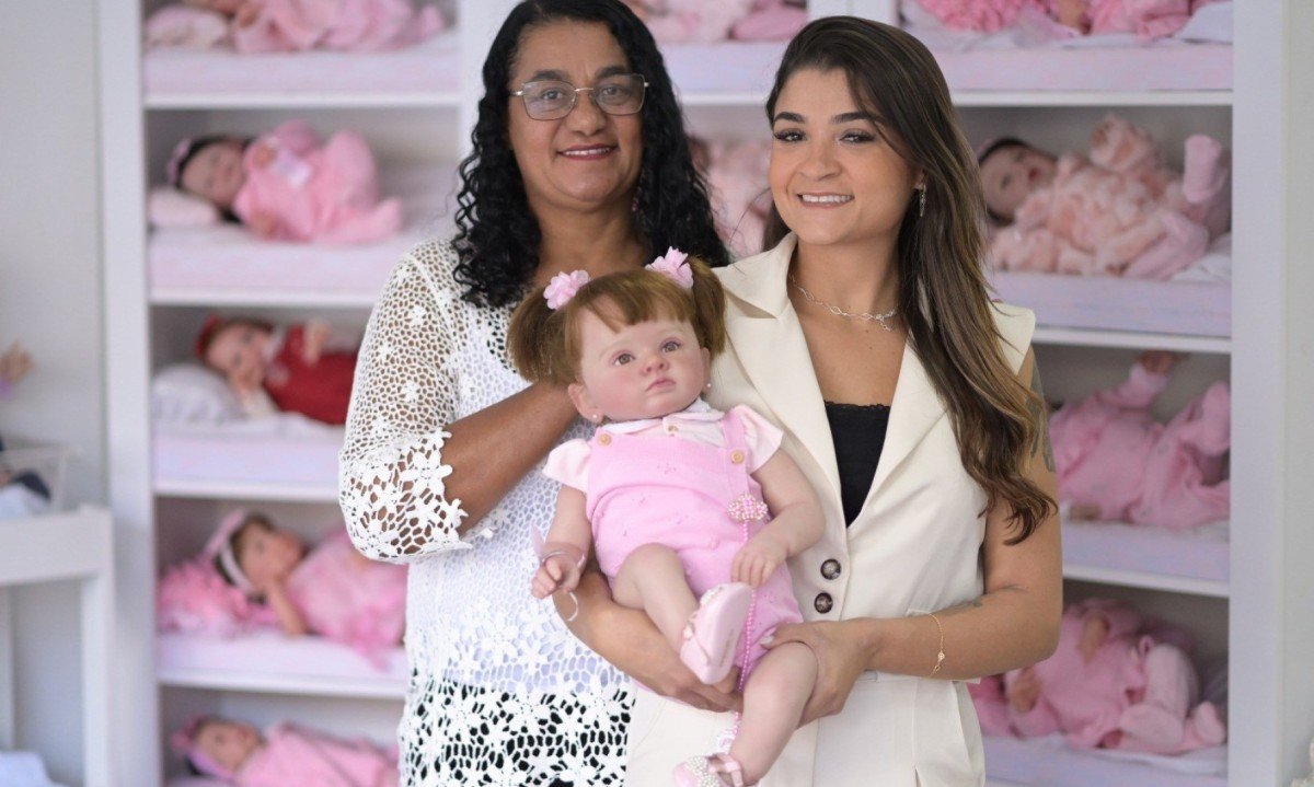 Cleide Martins Falc&atilde;o e Karen Falc&atilde;o, m&atilde;e e filha, s&atilde;o donas da Minha Inf&acirc;ncia Beb&ecirc;s Reborn, f&aacute;brica de beb&ecirc;s reborn no Barreiro, em BH -  (crédito: Leandro Couri/EM/D.A. Press.Brasil.MG.Belo Horizonte)