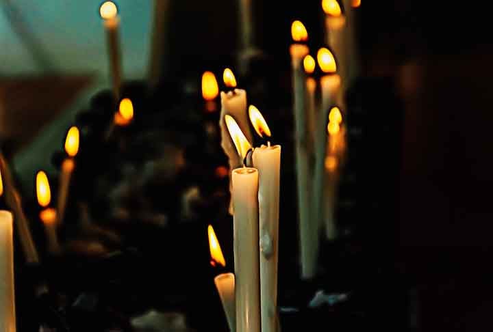O preço das velas de qualidade era ível apenas para a nobreza da época, que as compravam para iluminar ambientes em es e castiçais luxuosos, assim como em salões e teatros.
