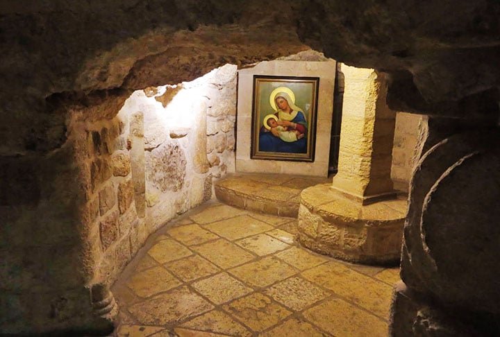 LEITE DA VIRGEM MARIA - Frascos contendo o chamado "Leite da Virgem Maria" eram venerados durante a Idade Média. A mais famosa relíquia está em Belém, na Gruta do Leite, um local de peregrinação importante que reforça a humanidade de Cristo e a figura maternal de Maria.


