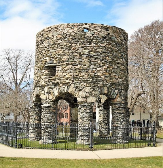A misteriosa torre viking de Rhode Island (Newport Tower): A atraÃ§Ã£o Ã© intrigante devido ao mistÃ©rio em torno de sua origem, jÃ¡ que ninguÃ©m sabe quem a construiu ou como ela surgiu.