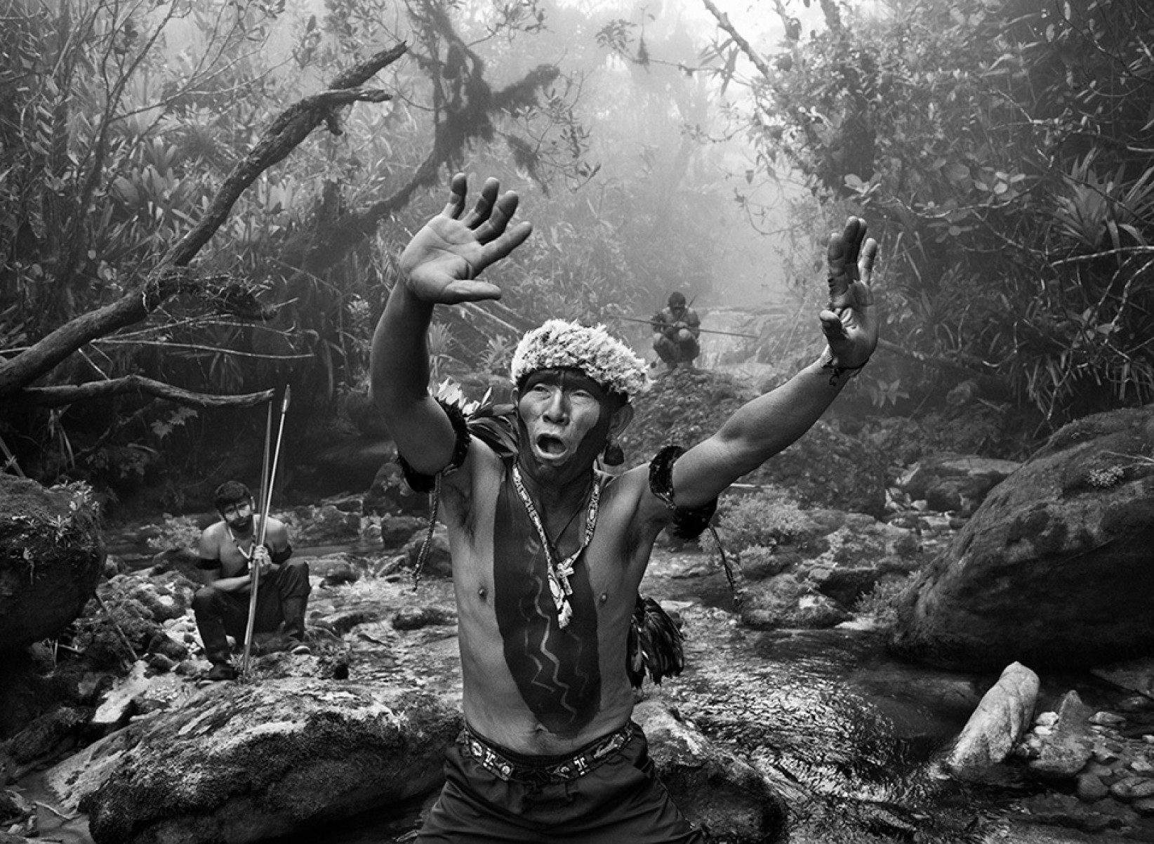 Xamã yanomami durante ritual para subida ao Pico da Neblina, no Amazonas -Sebastião Salgado