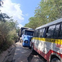 Micro-ônibus de transporte escolar se envolve em acidente com carreta em MG - CBMMG/Divulgação 