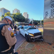 Acidente com carro de luxo complica o trânsito na Praça da Savassi  - Jair Amaral/EM/D.A. Press
