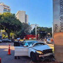 Veja fotos do acidente que complica o trânsito da Savassi nesta sexta (23)