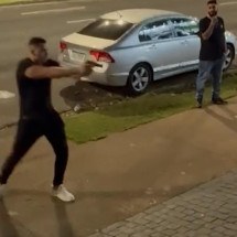 Vídeo mostra momento em que policial saca arma durante briga na porta de uma boate -  (crédito: Redes sociais)