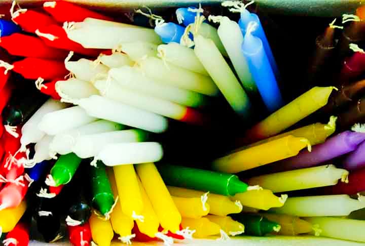 Na Inglaterra, as velas aram a ser fabricadas com cera, o que fez o item se disseminar ainda mais. Com o tempo, outros achados fizeram as chamas ficarem maiores. 
