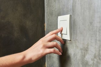 Seu interruptor esquenta sozinho? Descubra se é sinal de perigo