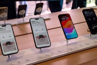 Trump ameaça Apple com tarifa de 25% se não fabricar iPhones nos EUA