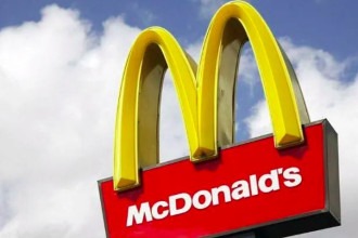 Como assim? Cliente do McDonald’s é atendida por funcionário que estava no banheiro