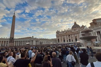 Conclave: o livro, o filme e um dia na Praça São Pedro