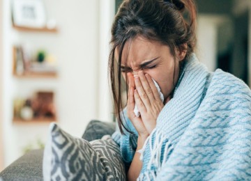 Gripe, resfriado ou Covid? Aprenda a diferenciar os sintomas típicos do frio  -  (crédito: filadendron de Getty Images Signature)