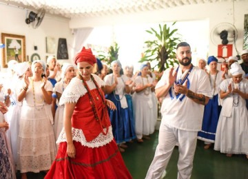 Casa de Pai Ogum - na foto Mãe Rosi e Pai William - promovem evento em celebração de orixá neste domingo (25/5) -  (crédito: Augusto Sérgio/Divulgação)