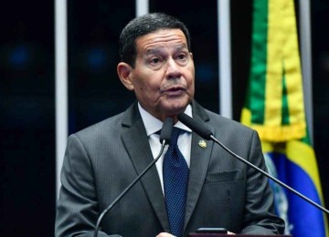 Sobre os atos golpistas de 8 de janeiro, Mourão declarou que estava em casa e tomou conhecimento das invasões por meio do noticiário na televisão -  (crédito: Geraldo Magela/Agência Senado)
