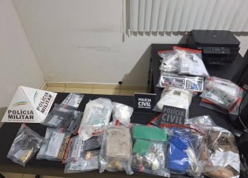 Polícia apreendeu barras e tabletes de maconha, porções de crack e cocaína, além de um revólver calibre 38 -  (crédito: PMMG/Divulgação)