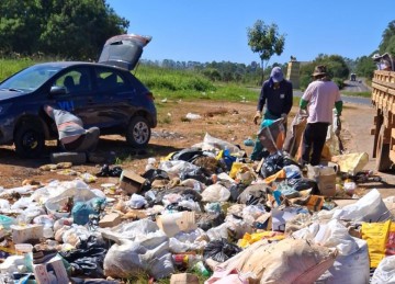 Segundo a Prefeitura, não havia previsão contratual para recolher o que era deixado fora das caçambas -  (crédito: Reprodução/Prefeitura de Bambuí )