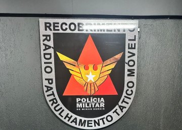 Entre os materiais apreendidos estão 388 pinos de cocaína e 6 buchas de maconha -  (crédito: Divulgação / PMMG)